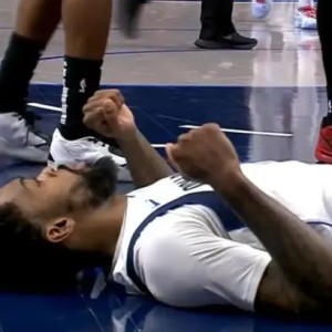 开云官方网-马绍尔与马瑟林身体相撞后受伤，随后独自返回更衣室